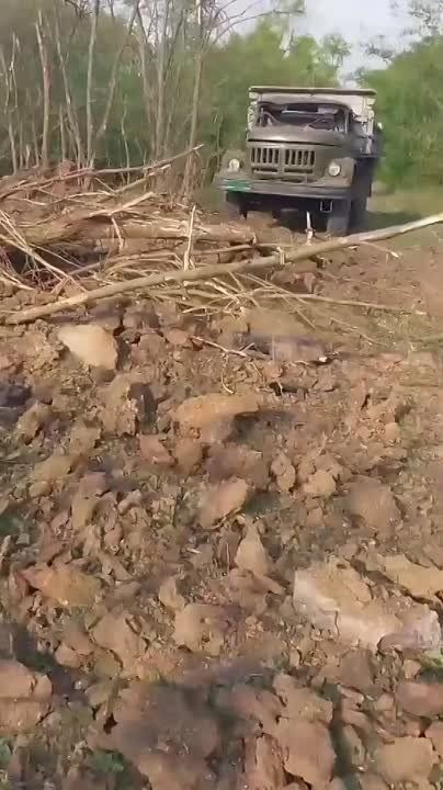 Юрий Котенок: Огромная воронка от прилета по британской САУ AS-90