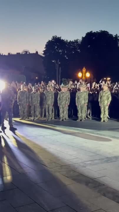 Юрий Котенок: Кадры из Львова, куда вернулись отпущенные Эрдоганом командиры "Азова" (террористическая организация, запрещенная в РФ), и где проходит массовая "молитва" с участием Зеленского