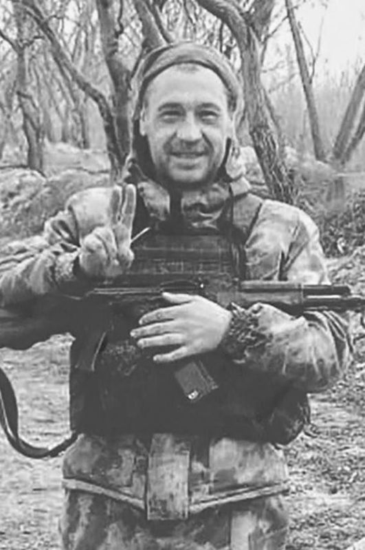 В Севастополе сегодня простились с двумя воинами - гвардии рядовым, старшим стрелком мотострелкового батальона Андреем...