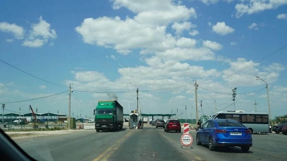 Балицкий рекомендовал водителям не съезжать с сухопутного коридора в Крым