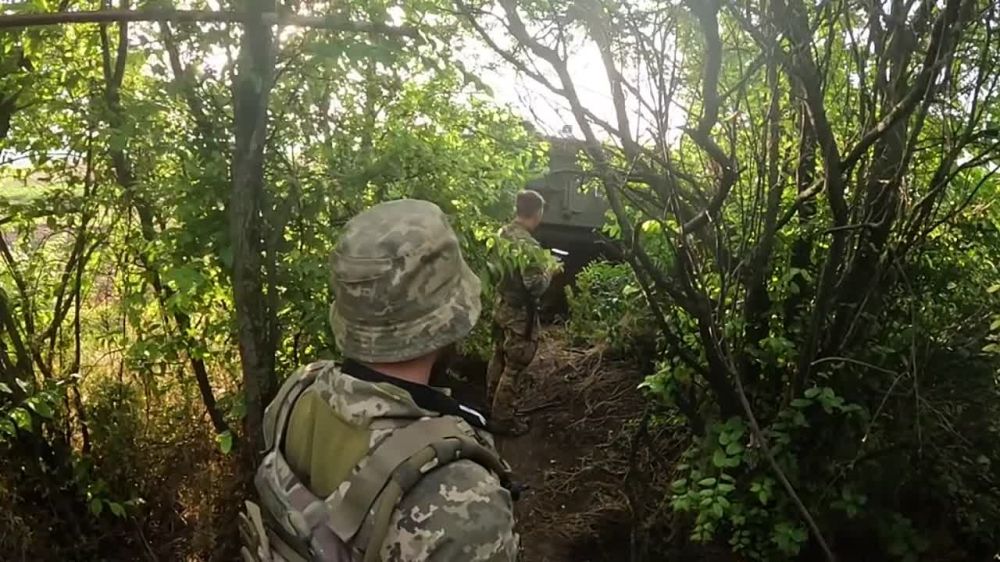 Юрий Котенок: "Тик-ток" не задался. Украинские боевики случайно засняли прилет ПТУРа по немецкой БРЭМ Bergenpanzer 2. Кадры сделаны на Запорожском направлении