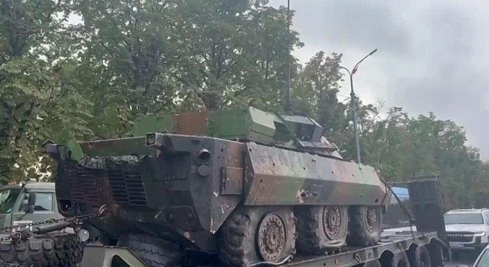 Евгений Лисицын: Французский колесный танк AMX-10RC буксируется по улицам Мариуполя