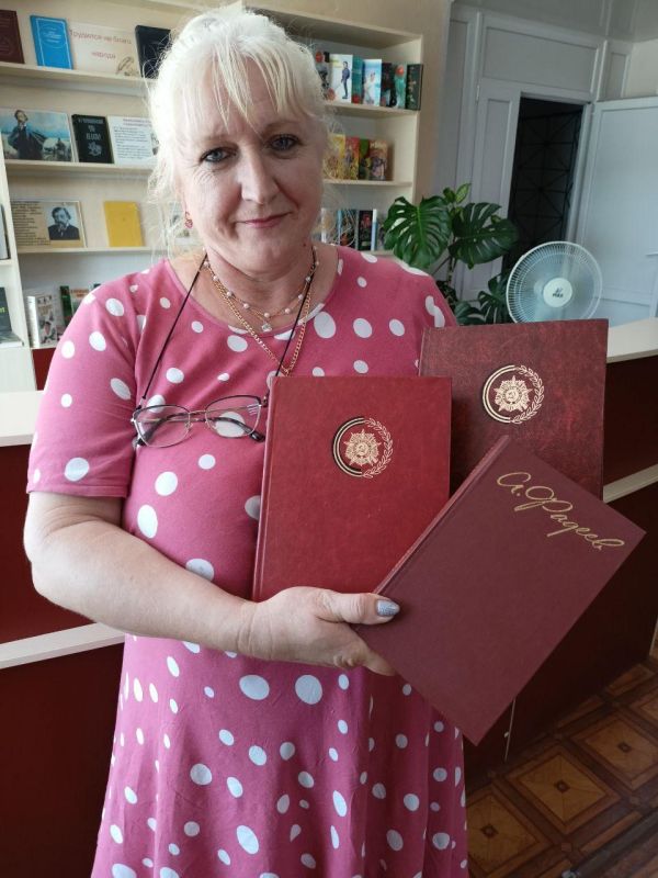 «Единая Россия» помогает: пензенцы передали в центральную городскую библиотеку Токмака почти 400 книг