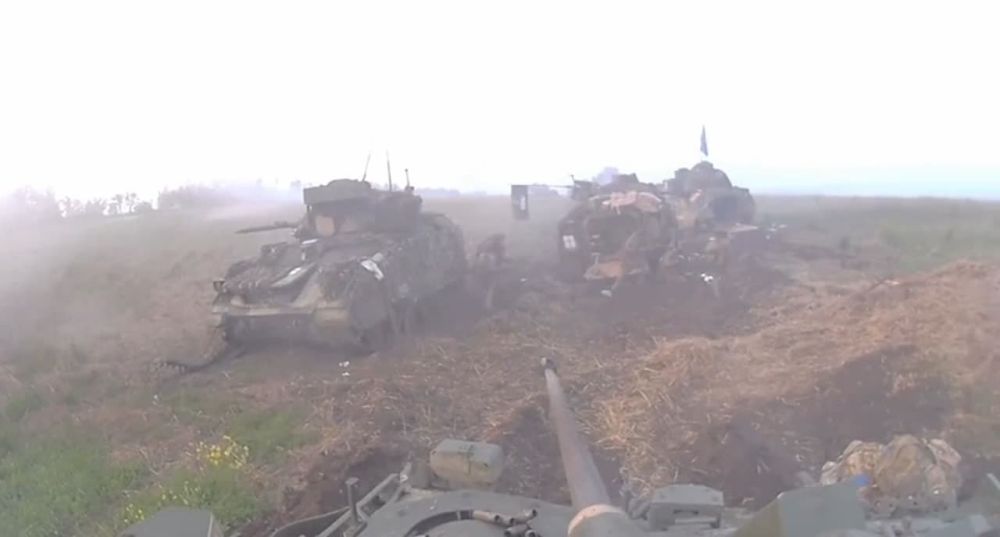 Украинские военные на БМП Bradley подбили своих же, когда попали в засаду