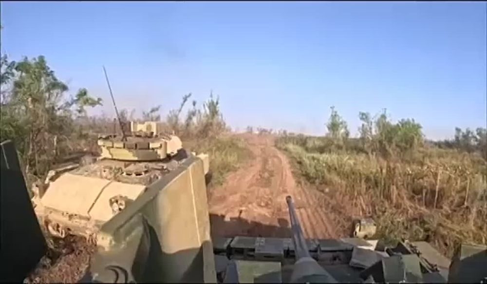 Юрий Котенок: Запорожское направление — попадание в борт украинской БМП Bradley с установленной ДЗ BRAT