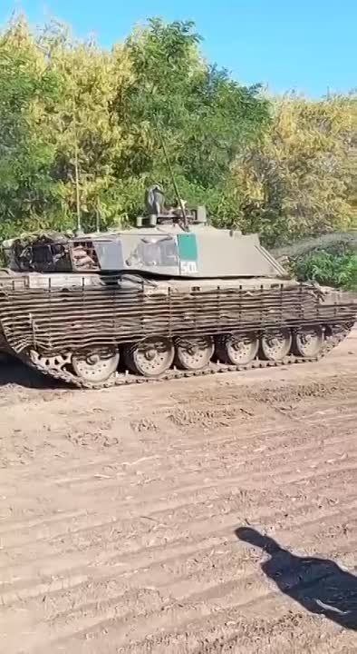Юрий Котенок: Новые кадры, якобы снятые на Запорожском направлении, на которых запечатлен британский танк Challenger 2, на этот раз без защиты от БПЛА