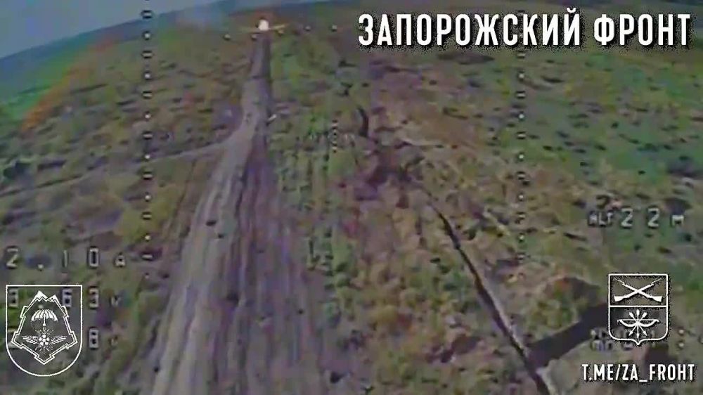 Евгений Лисицын: Украинский бронеавтомобиль проезжал мимо уничтоженной всушной техники в Запорожье и был поражен сначала из ПТРК