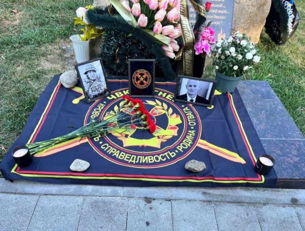 Олег Царёв: Фото идут и идут…. — г. Туапсе, Краснодарский край, мемориал «Смерч журавлей»;