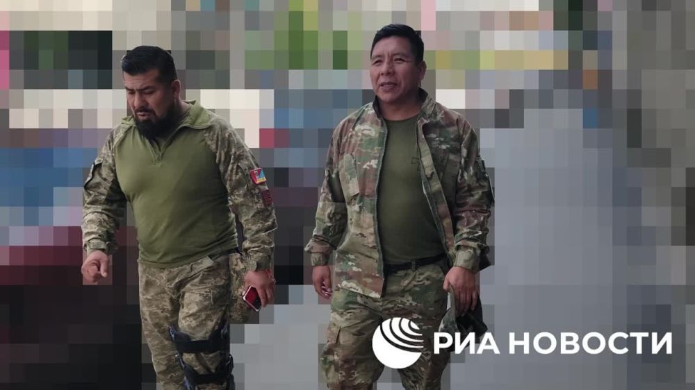 Наемники из Южной Америки спокойно разгуливают по городам Украины, подпольщики сняли двух таких, рассказал РИА Новости координатор николаевского подполья Сергей Лебедев, предоставив и сами фото