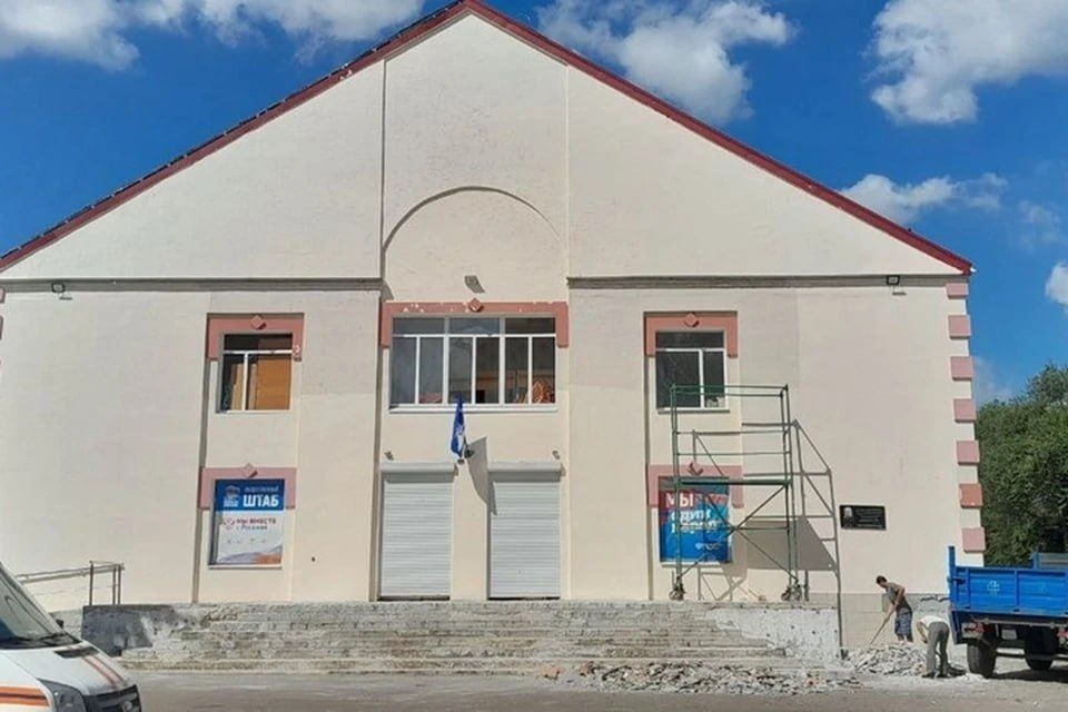 Специалисты из Пензы окрасили Дом культуры в Пологах