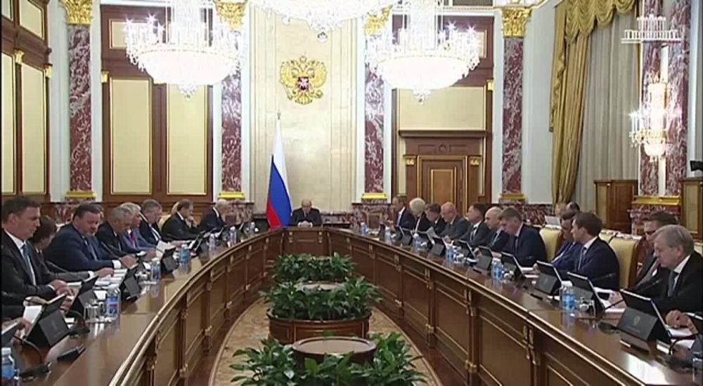 Правительство России дополнительно выделит более 30 млрд рублей на повышение зарплат бюджетников