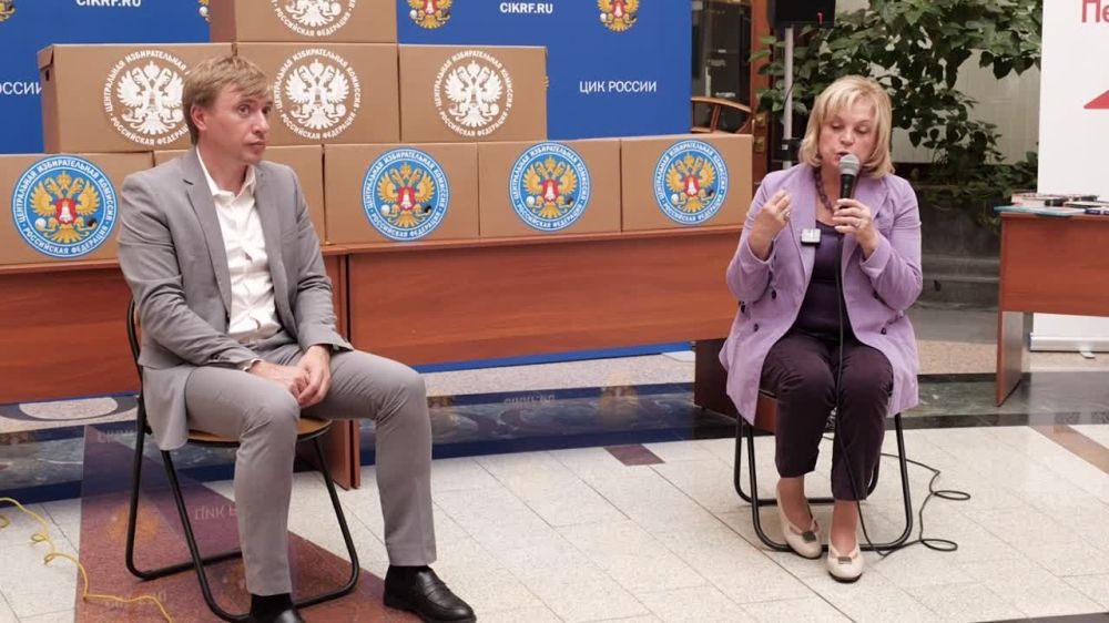 Элла Памфилова вместе с Григорием Гуровым в рамках проекта «Классные встречи» пообщалась с активистами Движения Первых и передала около 300 книг для жителей новых субъектов России в рамках акции «Книга другу»