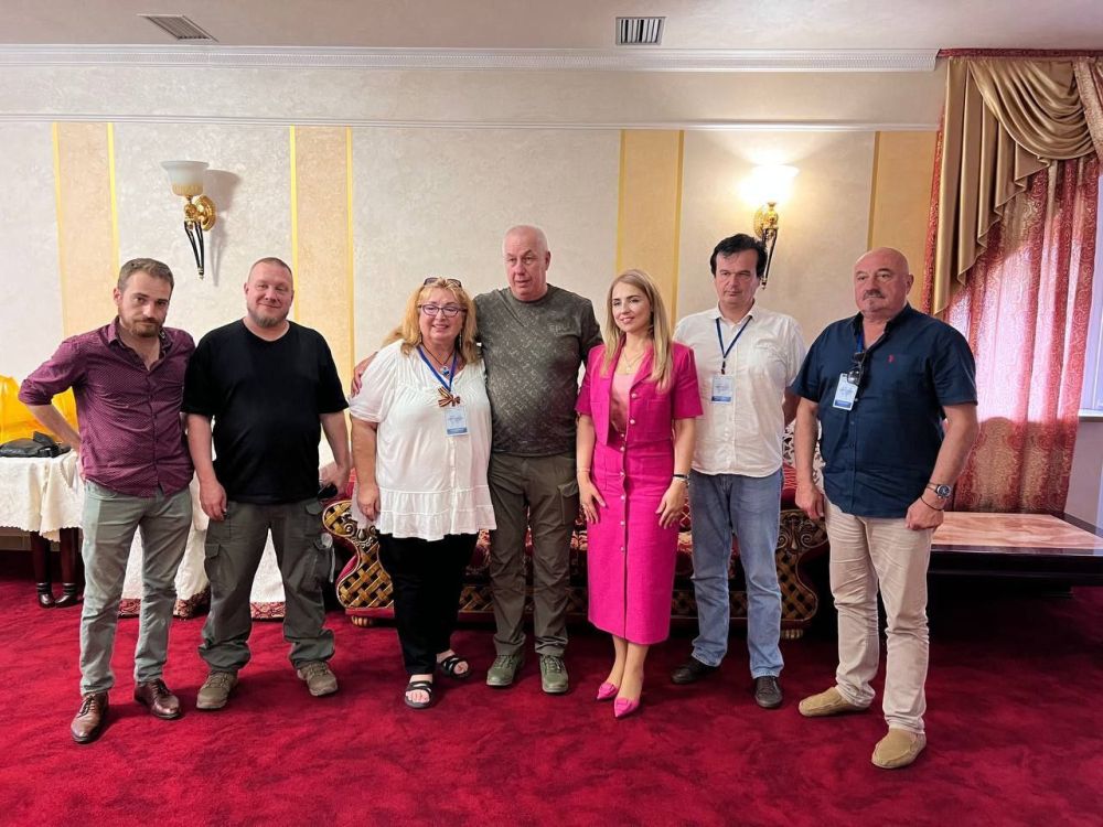 Сегодня г. Бердянск посетили иностранные журналисты, общественники, политологи из Аргентины, Германии, Испании, Сербии, Словакии, США. Встречал делегацию Глава ВГА г. Бердянска Александр Сауленко