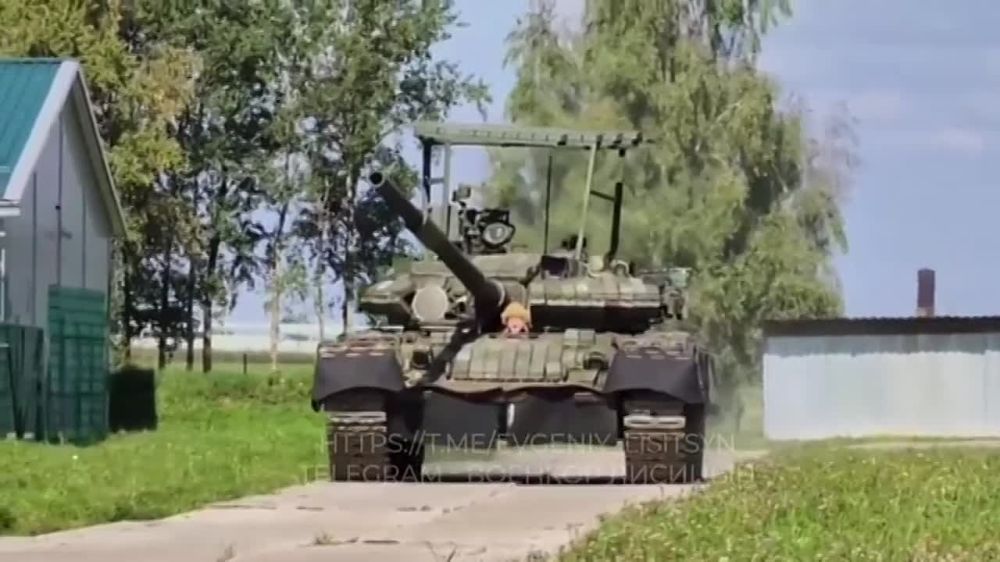 Евгений Лисицын: Знаменитый танк "Алеша", разгромивший колонну бронетехники укронацистов на Запорожском фронте, провел показательное выступление в честь Дня танкиста