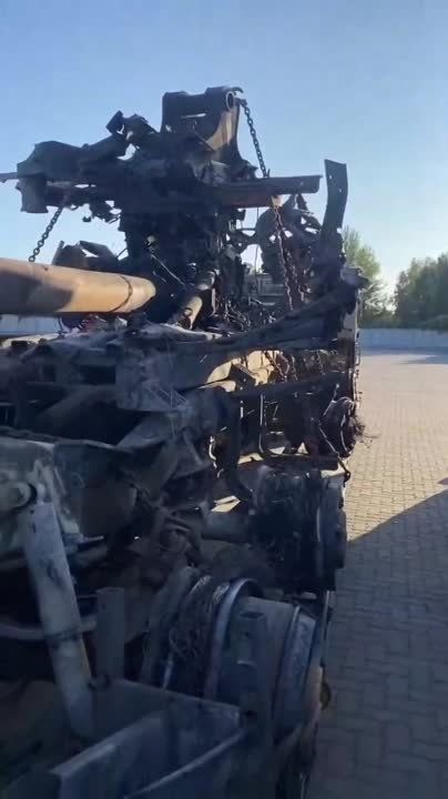 Юрий Котенок: САУ Caesar 8x8 на шасси Tatra (точнее, то, что от неё осталось), уничтоженная в зоне СВО и эвакуированная ВСУ в тыл