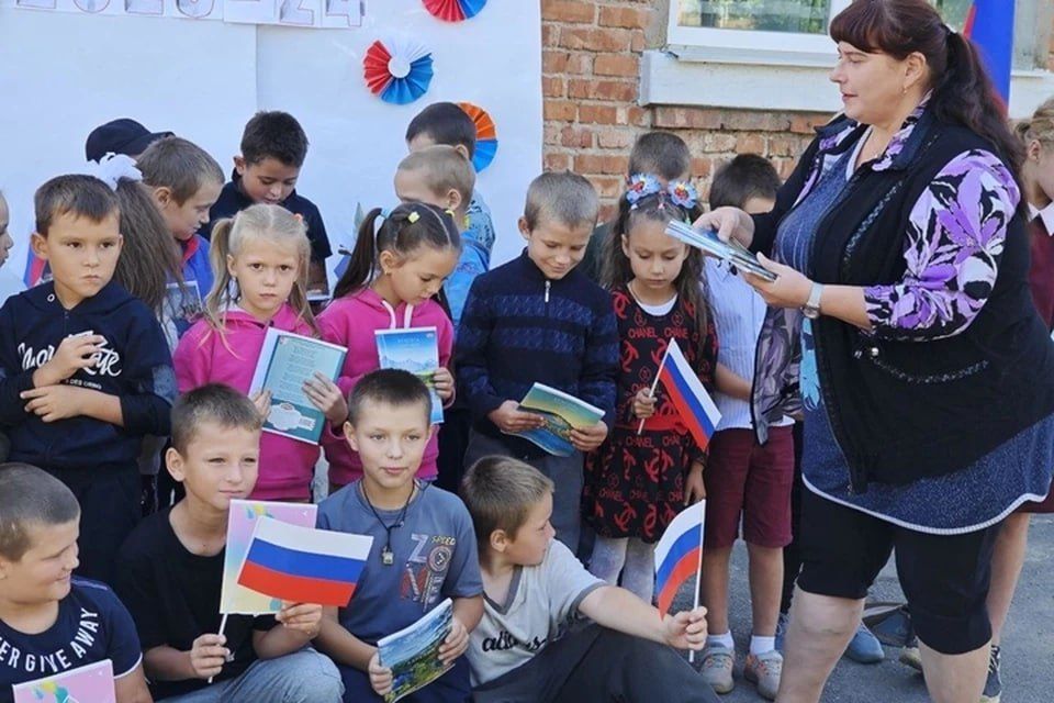 Шефы из Пензы передали школам Пологовского района тетради