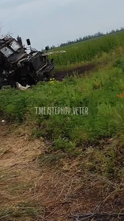 Евгений Лисицын: Сразу две единицы американского бронетранспортера «MaxxPro» заехали на мины, пополнив кладбище брошенной натовской техники на Запорожском направлении