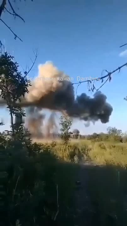 Евгений Лисицын: Кадры прилета российской авиабомбы ФАБ-250 на Запорожском направлении от врага