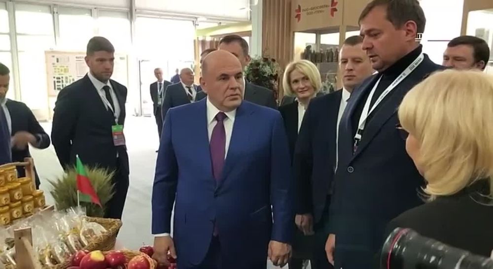 Премьер-министр РФ Михаил Мишустин посетил стенд Запорожской области на выставке «Золотая осень 2023»