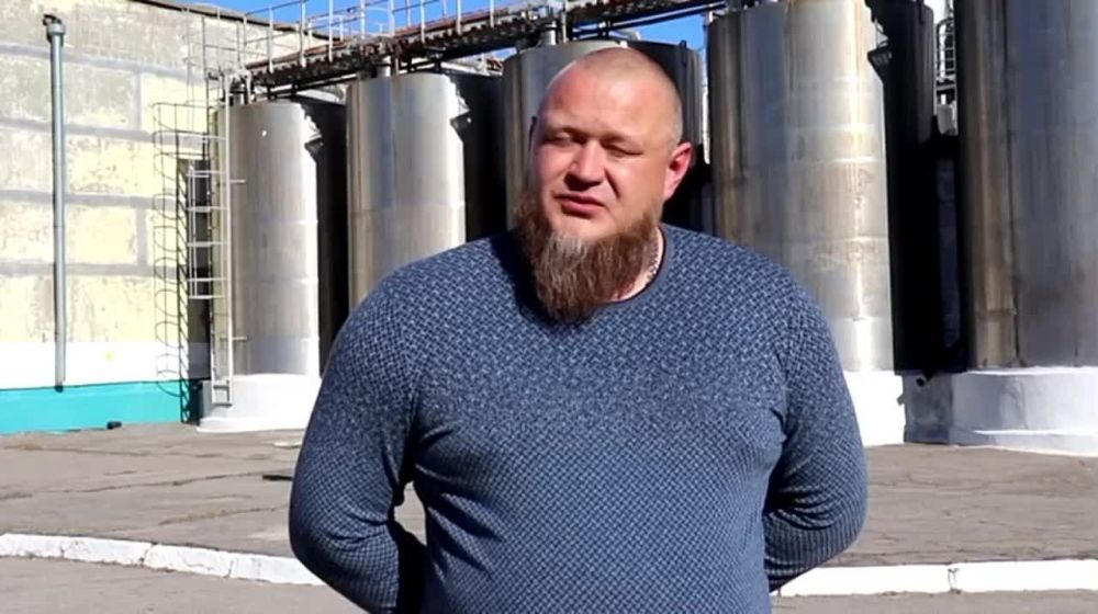 Накануне Дня работников пищевой промышленности председатель Законодательного Собрания Запорожской области Виктор Емельяненко наградил почётными грамотами отличников труда днепрорудненского предприятия «Сыры Таврии»