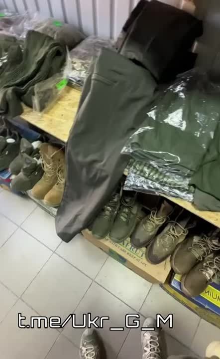 Евгений Лисицын: Украинец удивляется, что в магазине продают армейскую обувь с надписью "не для продажи", предназначенную для ВСУ