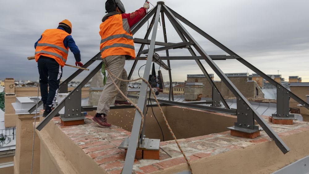 Шефы из Пензы восстановили крышу здания токмакского колледжа