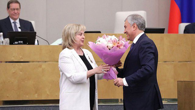 19 октября 2023 года Председатель Государственной Думы Вячеслав Володин на пленарном заседании вручил главе ЦИК России Элле...