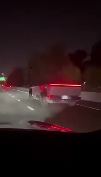 Испытание на прочность, которое пригодится на дорогах США: Cybertruck расстреляли с пистолета-пулемёта Томпсона