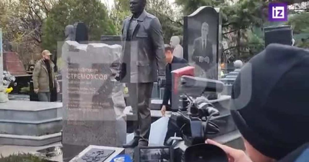 Памятник Кириллу Стремоусову открыли на его могиле в Симферополе