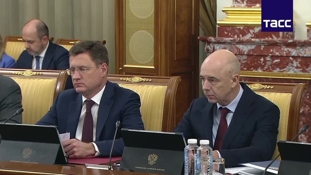 Правительство России направит дополнительные средства на увеличение зарплат бюджетников, сообщил премьер-министр РФ Михаил Мишустин на заседании кабмина