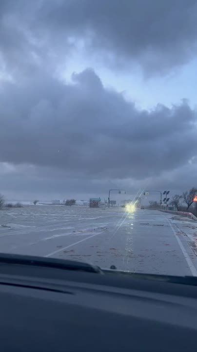 Море вышло из берегов и затопило евпаторийскую трассу, а спасатели помогают жителям эвакуироваться из подтопленных домов