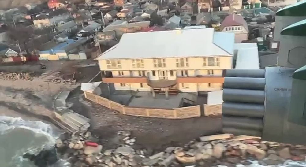 Губернатор Херсонской области Владимир Сальдо и губернатор Запорожской области Евгений Балицкий осмотрели с высоты состояние азовского побережья областей после бури