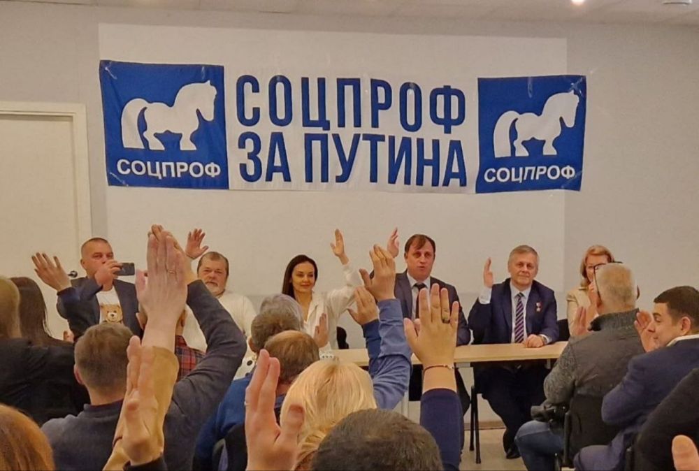 Более двух третей опрошенных фондом "Общественное мнение" (ФОМ) россиян считают, что российскому лидеру Владимиру Путину следует участвовать в президентских выборах в 2024 году