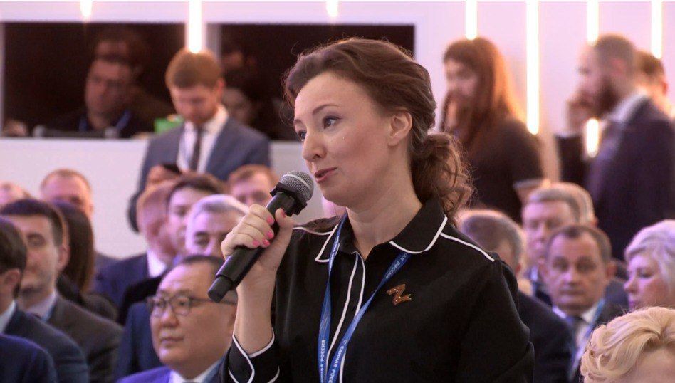 Анна Кузнецова: Большой гуманитарный конвой со всей страны одновременно отправился в новые регионы — с этого знакового события, которому дал старт председатель партии Дмитрий Анатольевич Медведев, начался сегодня съезд “Единой России» на ВДНХ