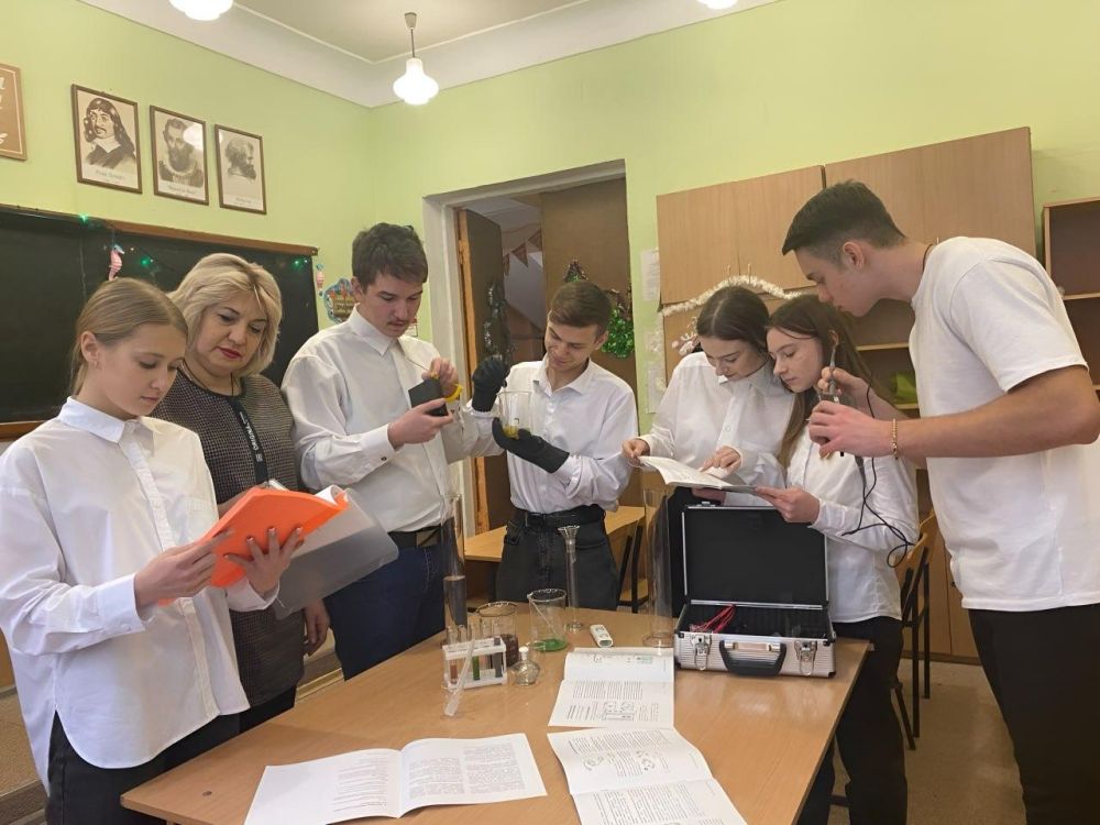 Донецкий лицей «Коллеж» получил полное оснащение кабинетов физики и информатики