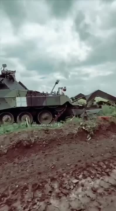 ������ � ��������, ��� ������� 3 ������������ Leopard 2R HMBV �� �����