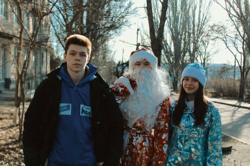 Активисты Молодой Гвардии Единой России в рамках акции "Радость - детям" посетили многодетные семьи г. Днепрорудное!