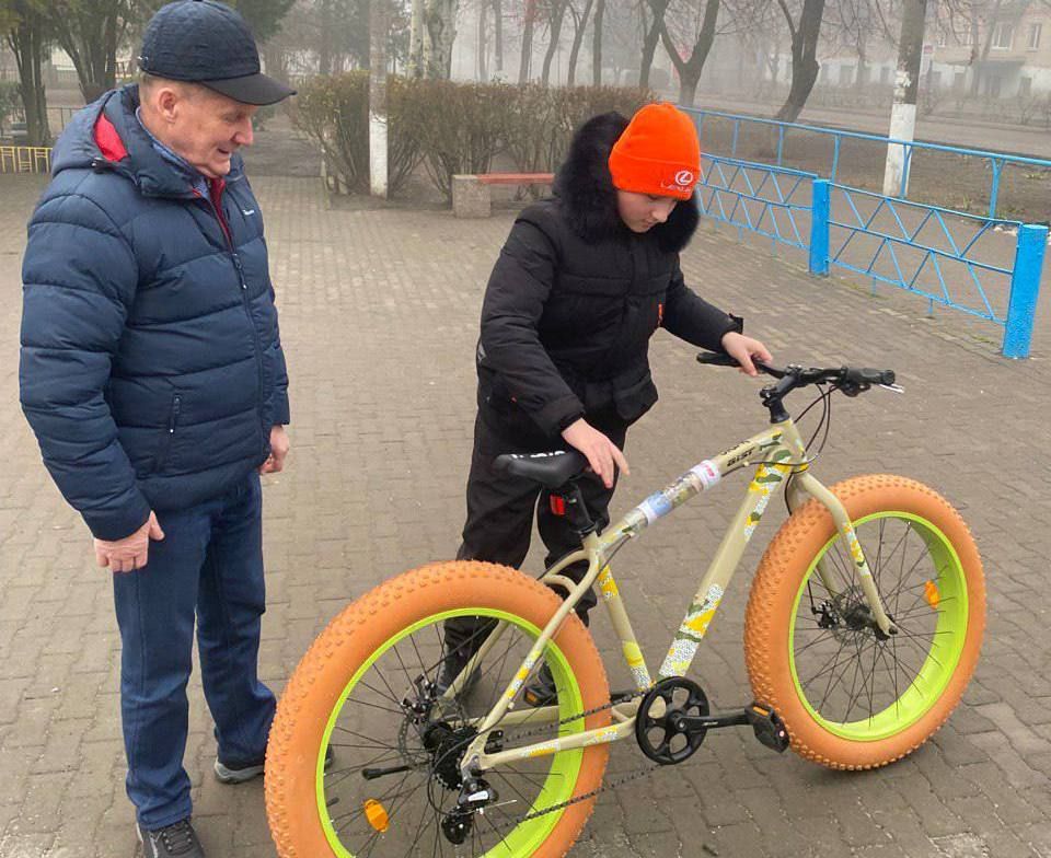 Школьнику из Токмака передали велосипед от губернатора Пензенской области