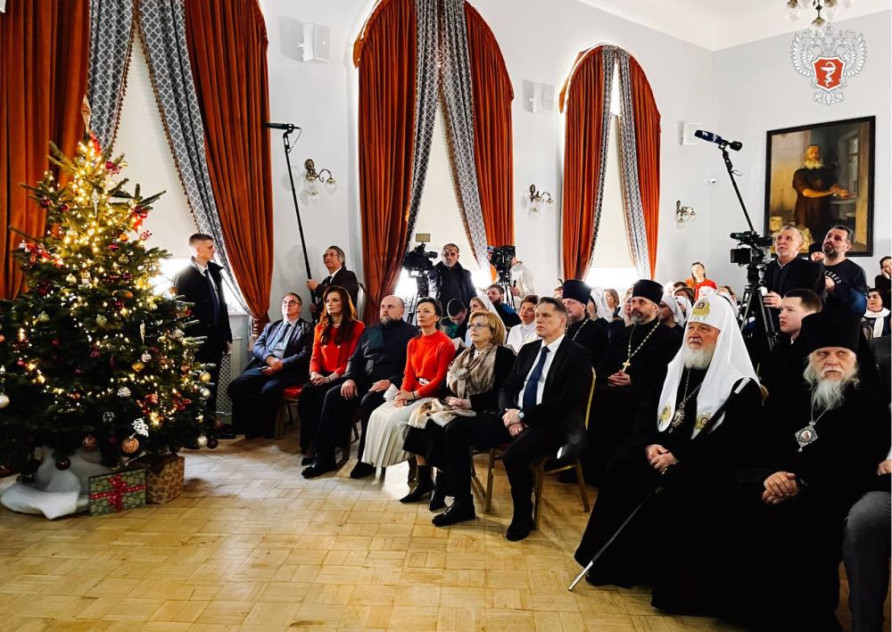 Министр здравоохранения РФ Михаил Мурашко и патриарх Московский и всея Руси Кирилл посетили Центральную клиническую больницу Святителя Алексия в Москве в праздник Рождества