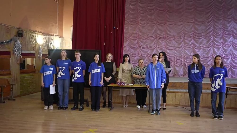 Молодогвардейцы поздравили школьников с Новым годом