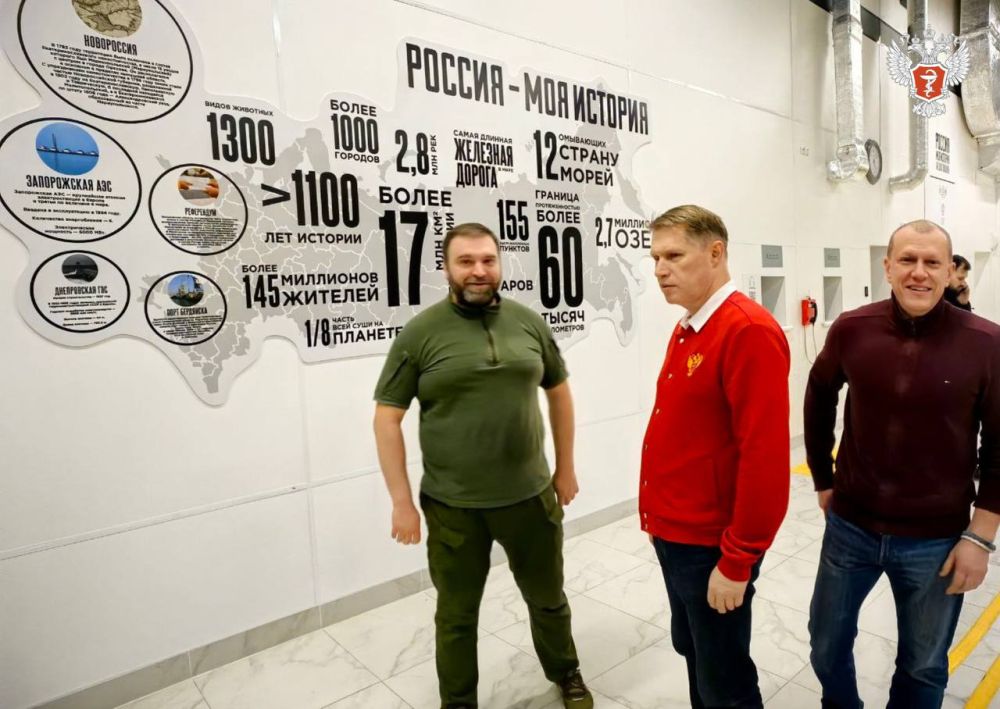Министр здравоохранения РФ Михаил Мурашко вместе с председателем Правительства Запорожской области Антоном Кольцовым посетили исторический мультимедийный парк "Россия — Моя история" в Мелитополе