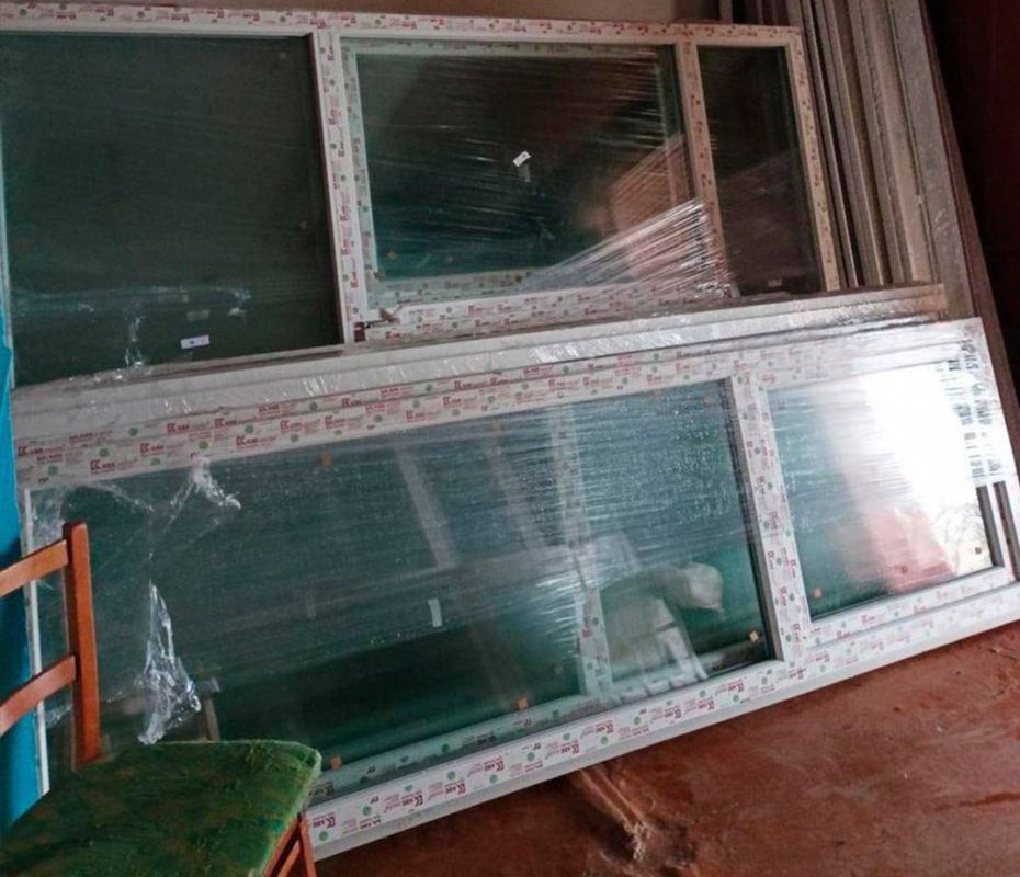 Алексей Лысов: Команда Президента помогает: шефы из Пензы планируют заменить более 800 м стекол в средней школе №6 в Токмаке