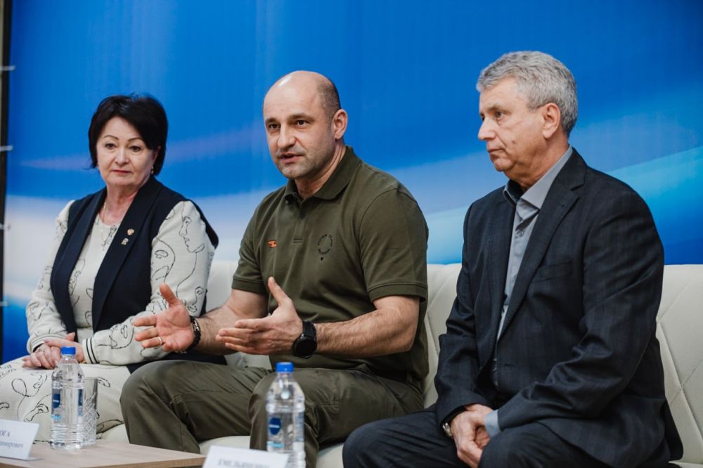 В Региональном избирательном штабе Запорожской области кандидата в Президенты России Владимира Путина пообщался с активом штаба