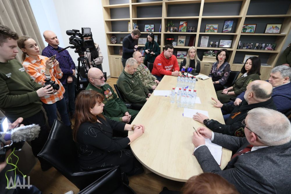 ДНР. В Донецке презентовали всероссийский фотопроект «Жены Героев» Презентацию проекта «Жены Героев» в Донецке провела доверенное лицо кандидата в президенты России Владимира Путина Екатерина Колотовкина