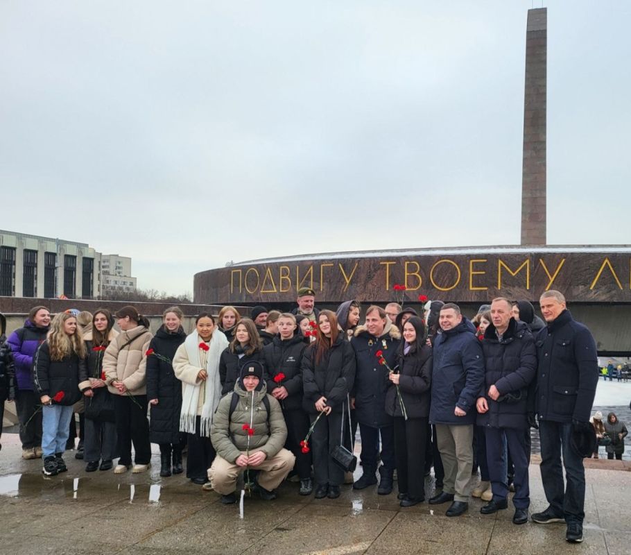 Представители Объединения профсоюзов России СОЦПРОФ возложили цветы к Монументу героическим защитникам Ленинграда