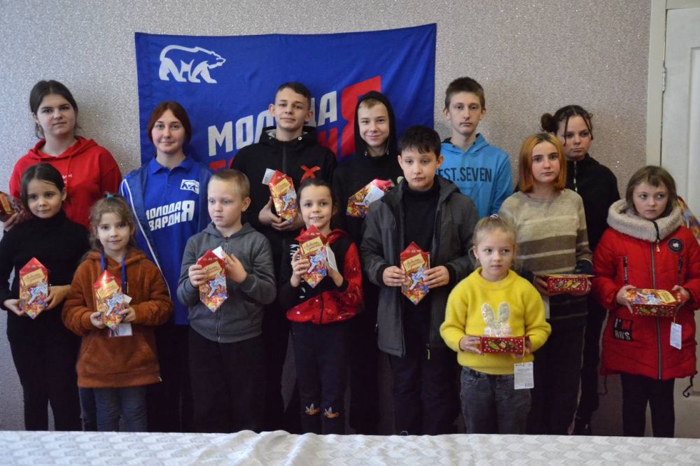 Молодогвардейцы передали сладкие подарки в Городской Дом культуры для детей, посещающих кружки