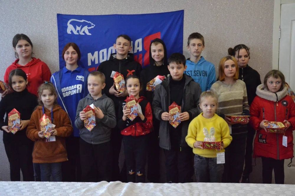Молодогвардейцы при поддержке замсекретаря Генсовета «Единой России», вице-спикера Госдумы Анны Кузнецовой передали сладкие подарки и организовали памятное мероприятие для детей из Запорожской области