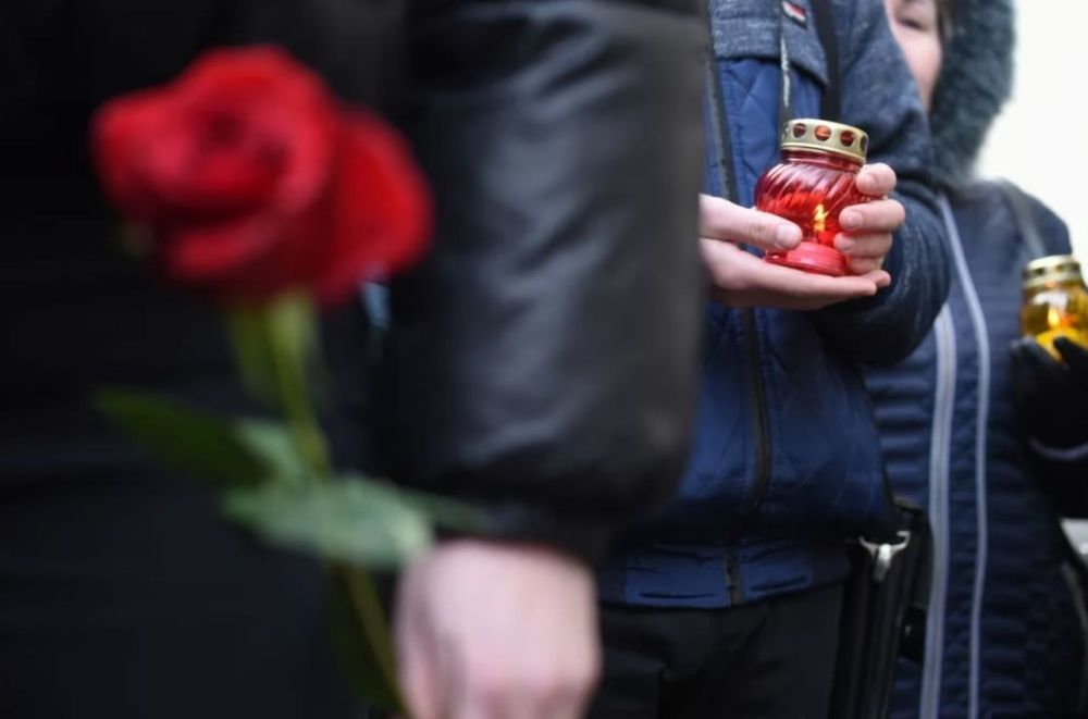 В Луганске в воскресенье, 4 февраля, приспустили флаги на фоне объявленного траура после обстрела со стороны Вооруженных сил Украины (ВСУ) пекарни в Лисичанске Луганской Народной Республики (ЛНР), где погибли 28 человек