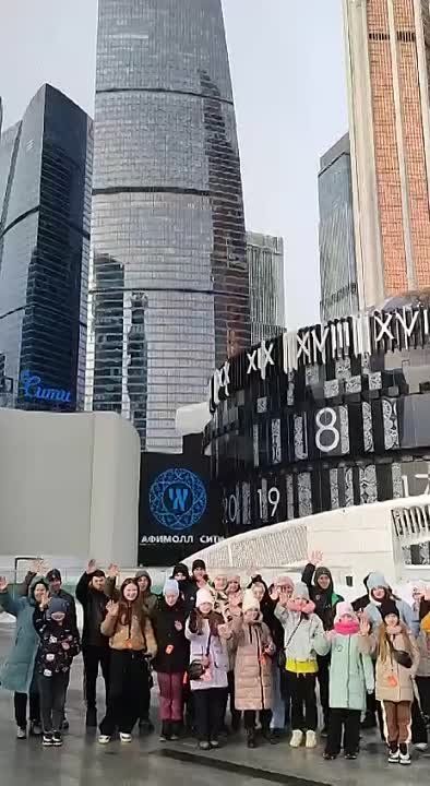 30 школьников из Токмака и Полог благополучно прибыли в Москву на экскурсию