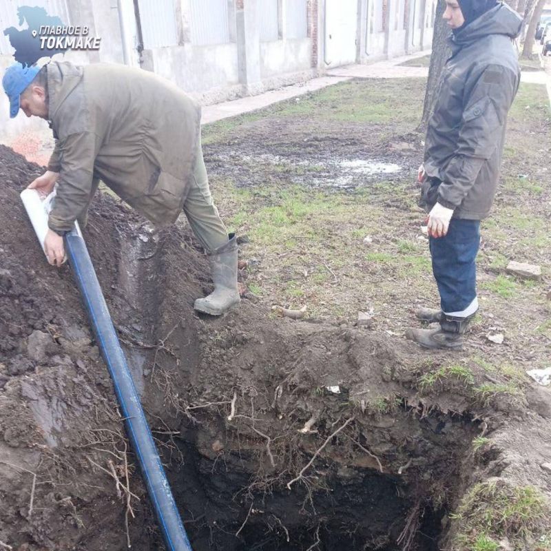Пензенские шефы смонтировали на улице Революционной в Токмаке 84 метра новых водопроводных труб